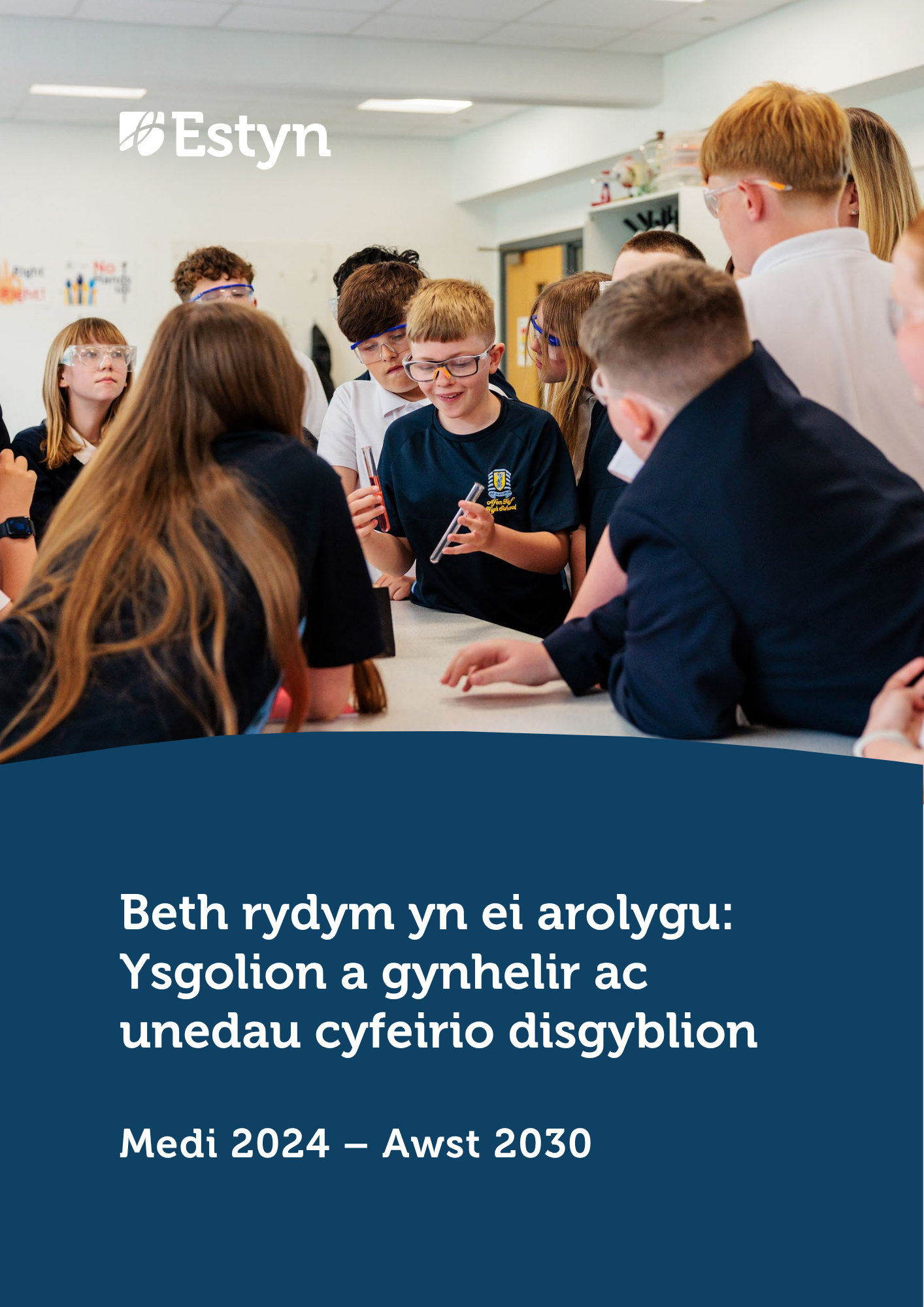 Disgyblion yn cymryd rhan mewn arbrawf gwyddoniaeth yn ystod gwers yn yr ystafell ddosbarth.