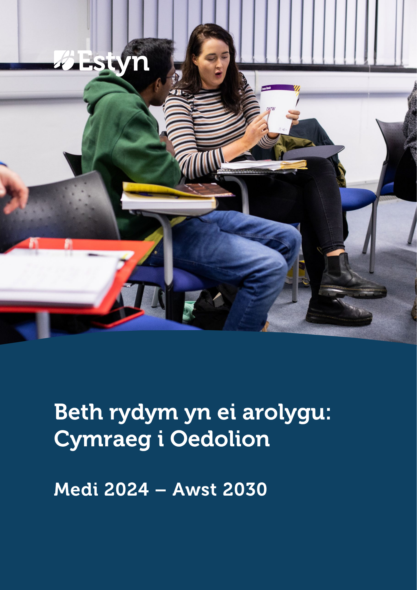 Dysgwyr sy’n oedolion yn cymryd rhan mewn trafodaeth yn yr ystafell ddosbarth.