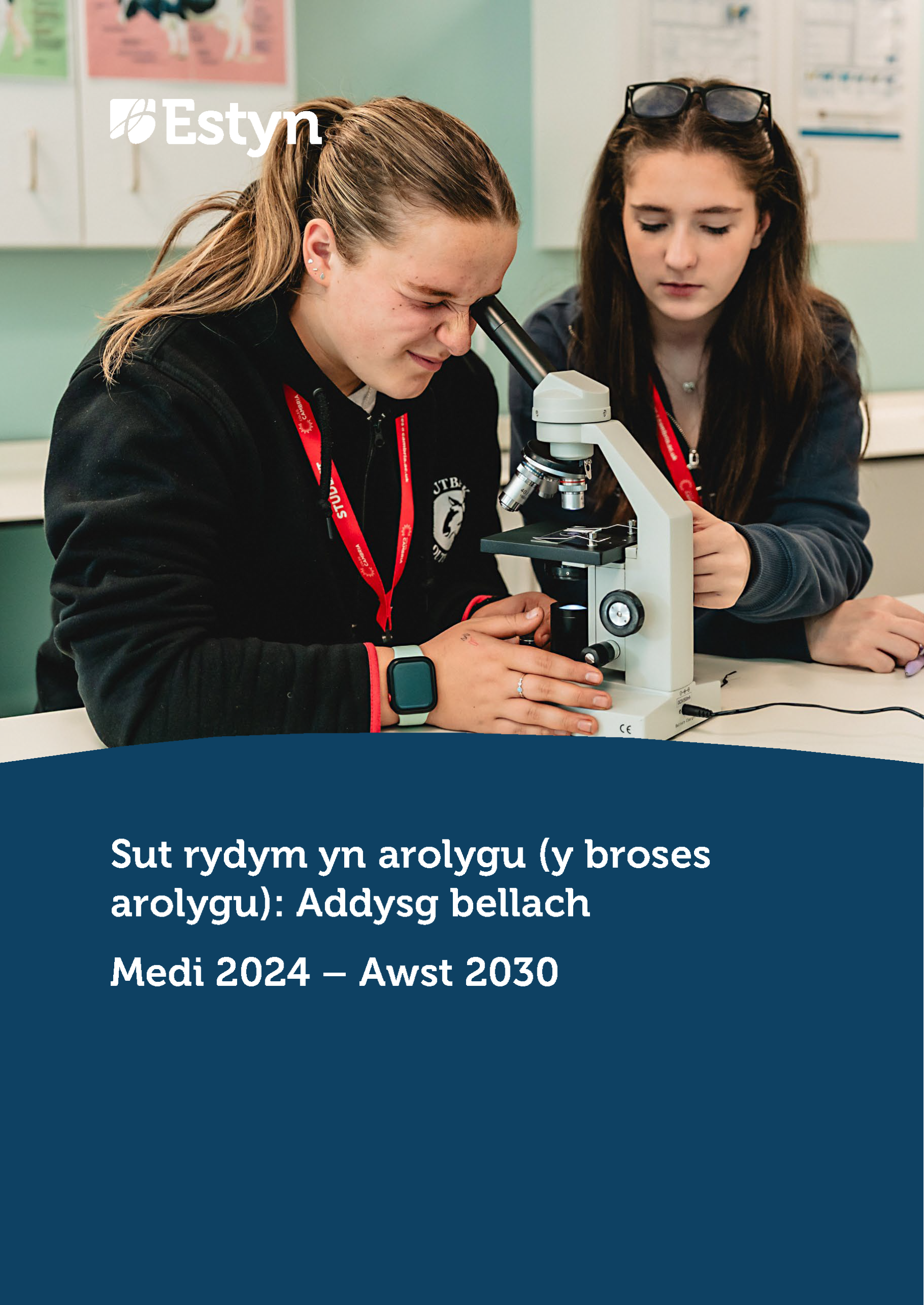 Dau ddysgwr yn defnyddio microsgop yn ystod gwers wyddoniaeth, yn archwilio sbesimen ac yn gweithio gyda’i gilydd mewn labordy ysgol.