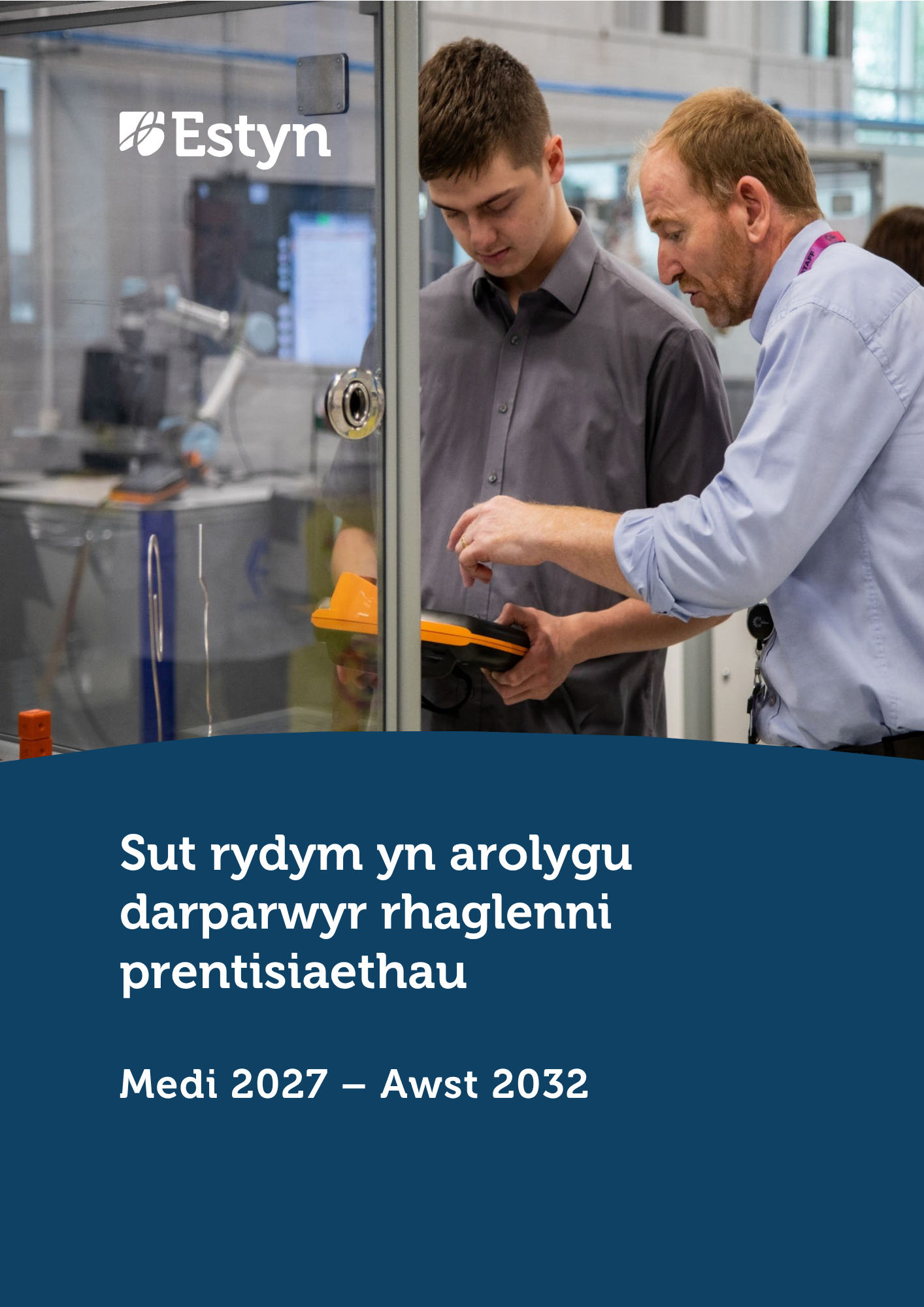 Mae dysgwr yn derbyn arweiniad gan hyfforddwr wrth ddefnyddio offer mewn gweithdy hyfforddi, yn sefyll wrth ymyl peiriant sydd wedi’i amgáu gan sgrin ddiogelwch.