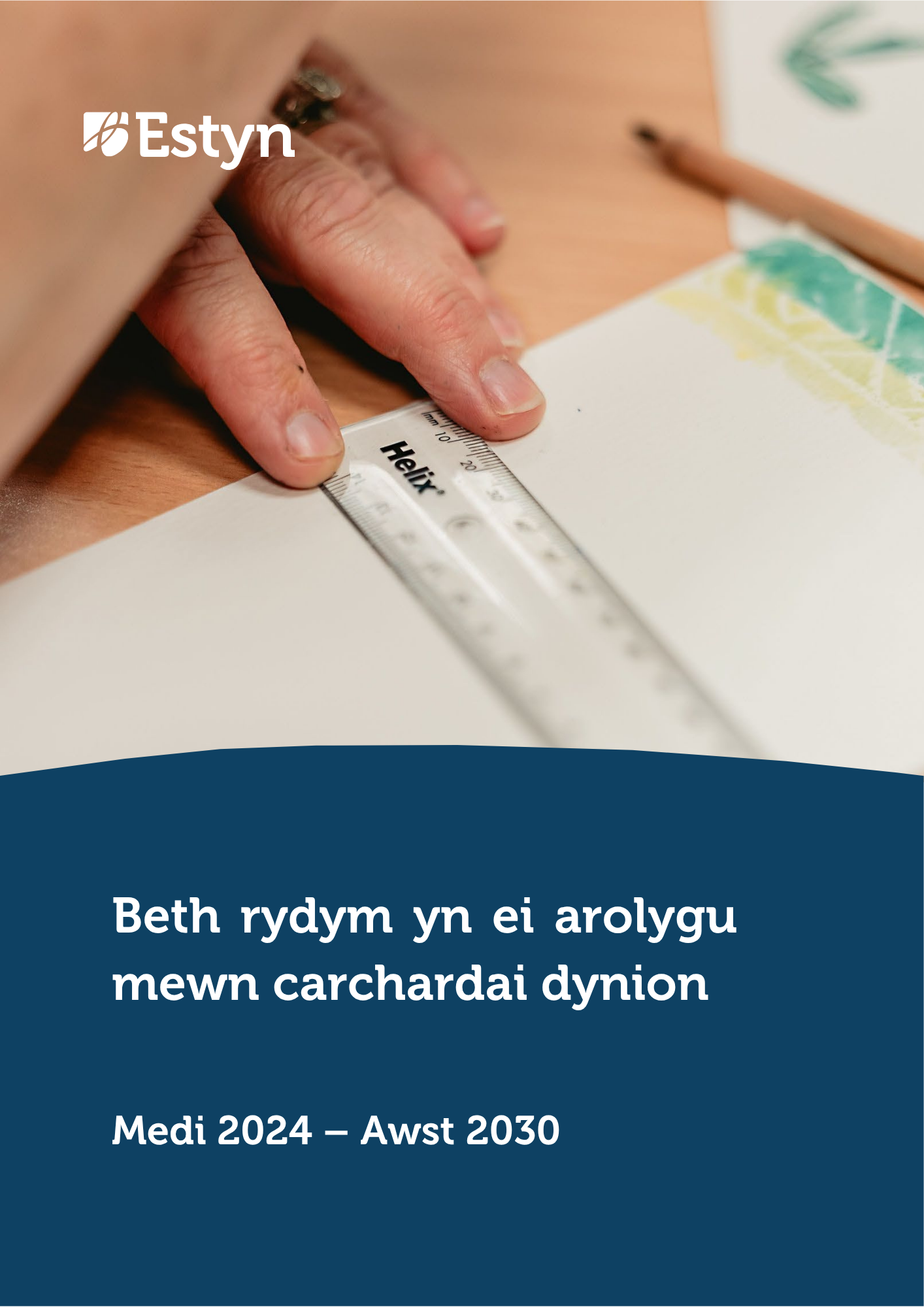 Golwg agos ar berson yn defnyddio pren mesur ar bapur yn ystod gweithgaredd celf.