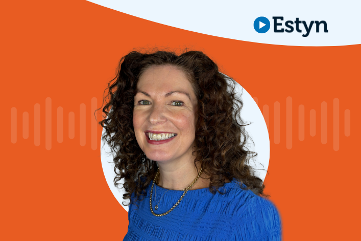 Portread o unigolyn proffesiynol gyda logo Estyn ar y dde uchaf, wedi'i osod yn erbyn cefndir deuol o oren a gwyn.