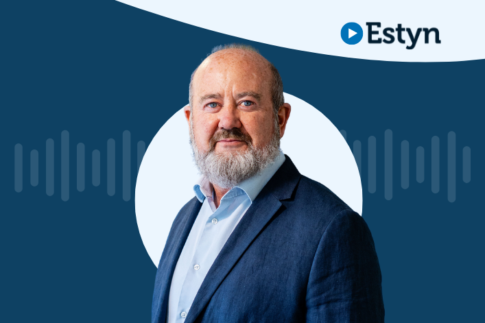 Portread o unigolyn proffesiynol gyda logo Estyn ar y dde uchaf, wedi'i osod yn erbyn cefndir deuol o las tywyll a gwyn.