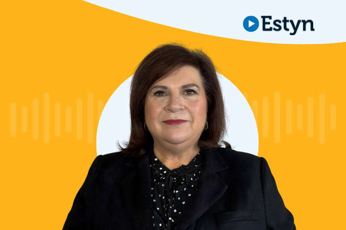 Portread o unigolyn proffesiynol gyda logo Estyn ar y dde uchaf, wedi'i osod yn erbyn cefndir deuol o felyn a gwyn.