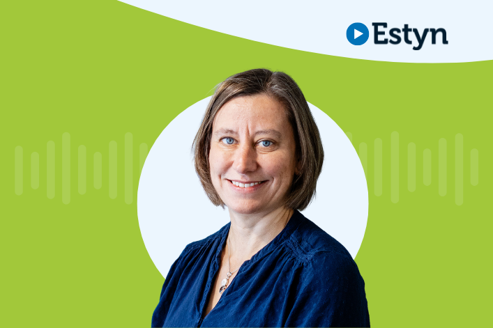 Portread o unigolyn proffesiynol gyda logo Estyn ar y dde uchaf, wedi'i osod yn erbyn cefndir deuol o wyrdd a gwyn.