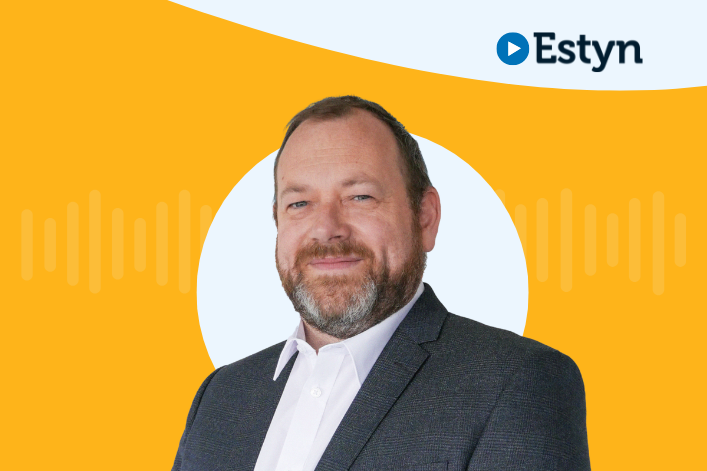 Portread o unigolyn proffesiynol gyda logo Estyn ar y dde uchaf, wedi'i osod yn erbyn cefndir deuol o felyn a gwyn.