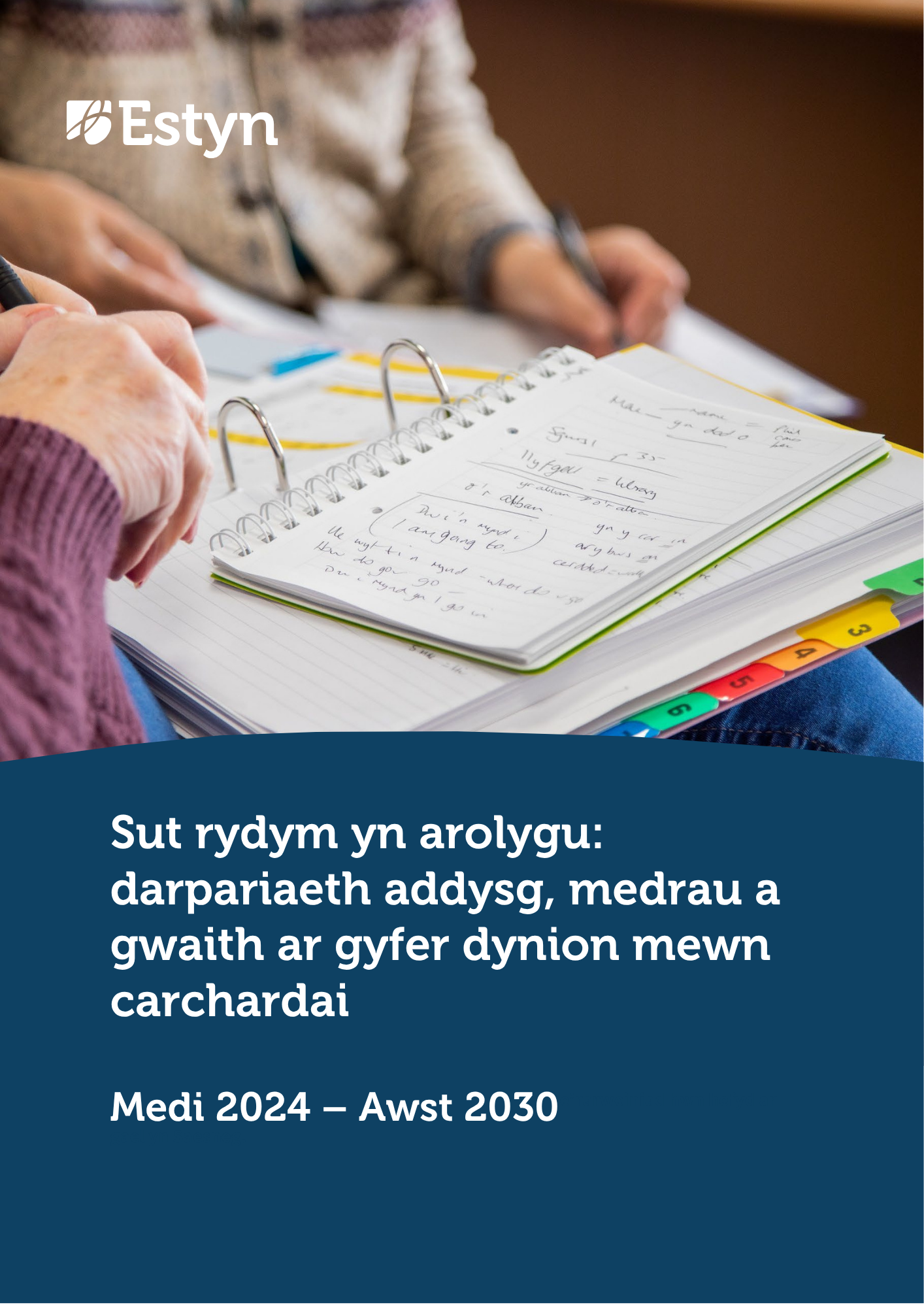 Golwg agos ar bobl yn cymryd nodiadau yn ystod cyfarfod neu drafodaeth grŵp, gyda llyfrau nodiadau a ffolderi ar eu gliniau.