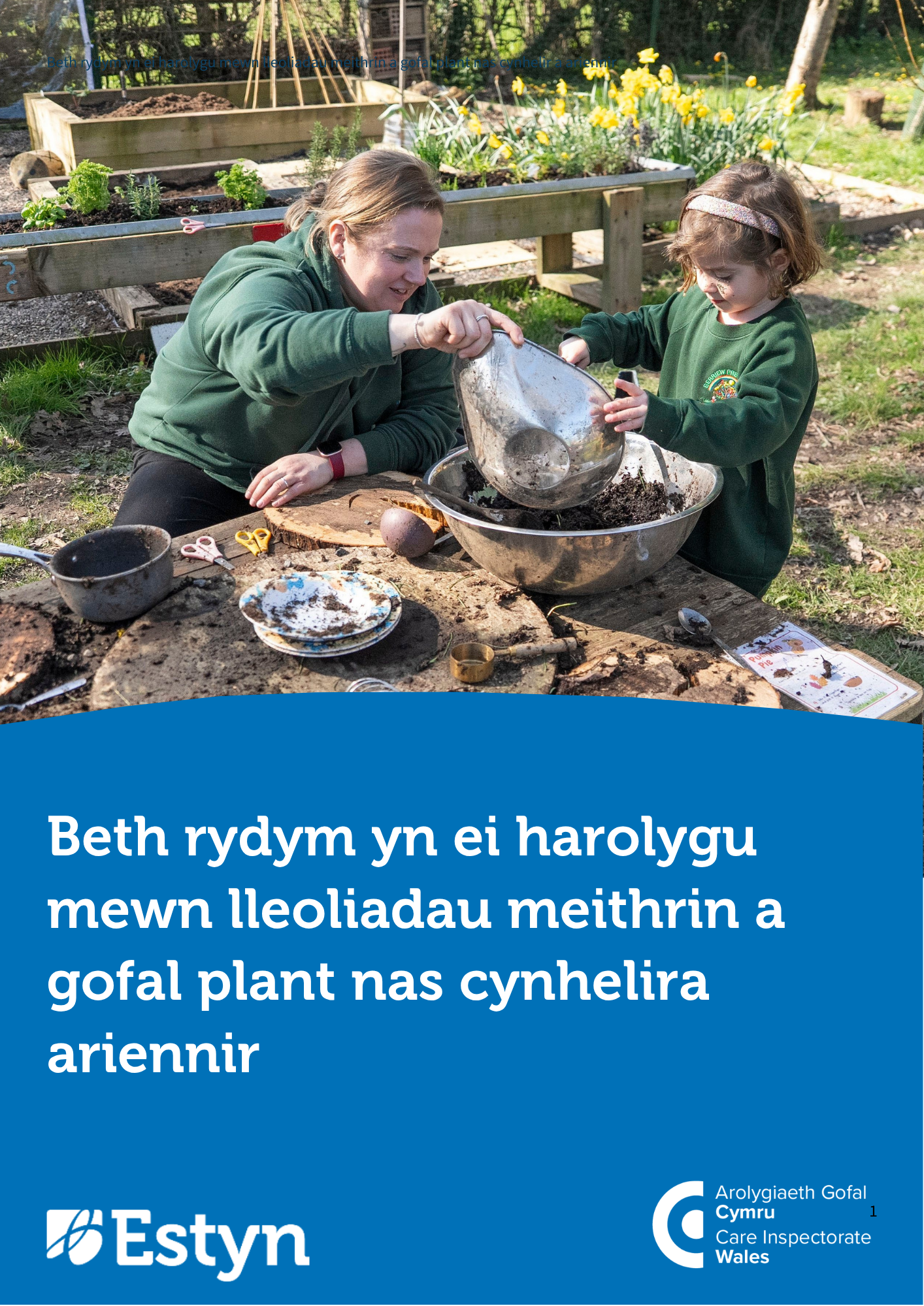 Oedolyn a phlentyn yn cymysgu pridd yn ystod gweithgaredd dysgu awyr agored mewn meithrinfa neu leoliad gofal plant.