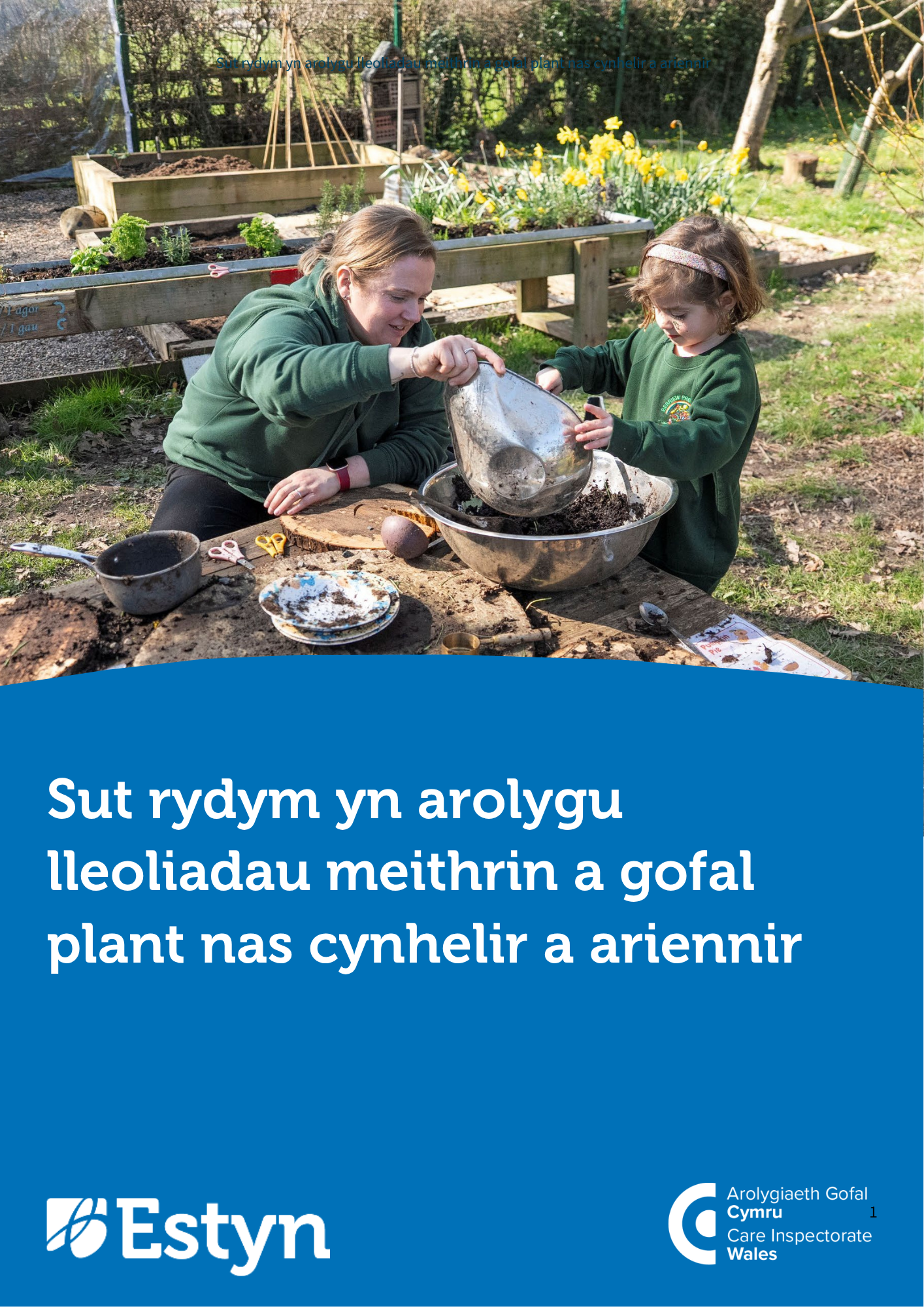 Oedolyn a phlentyn yn cymysgu pridd yn ystod gweithgaredd dysgu awyr agored mewn meithrinfa neu leoliad gofal plant.