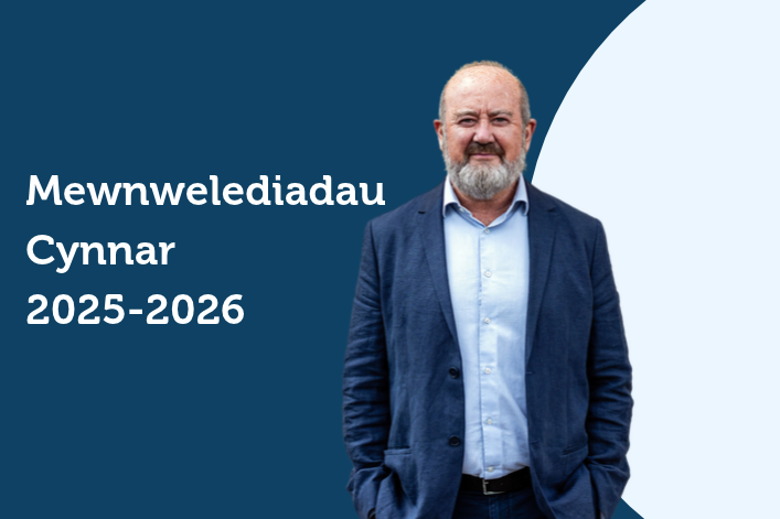 Delwedd glawr adroddiad Mewnwelediadau Cynnar 2025–2026 yn cynnwys portread ar gefndir glas.